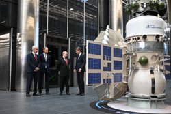 По пути в ситуационный центр президента познакомили с некоторыми космическими аппаратами