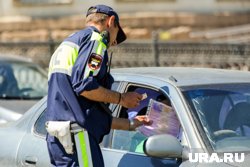 Сотрудники полиции проверили автомобиль у обочины трассы и выяснили, что водителю нудна помощь
