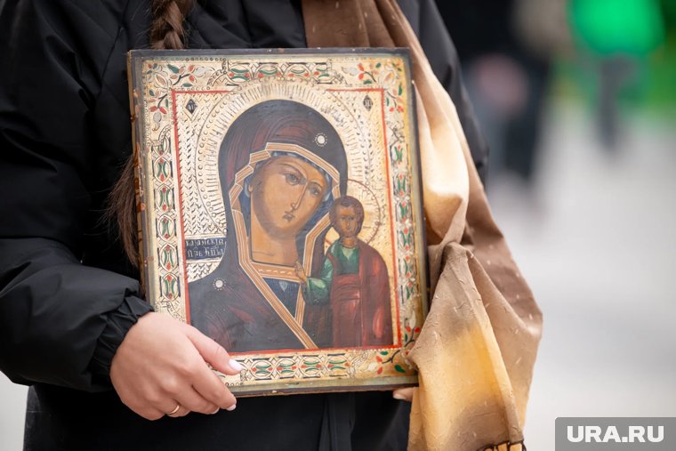 Православные молятся Богу и Божией Матери