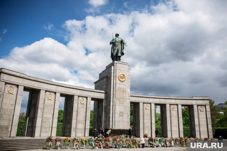 Мемориал павшим советским воинам в Тиргартене в Берлин
