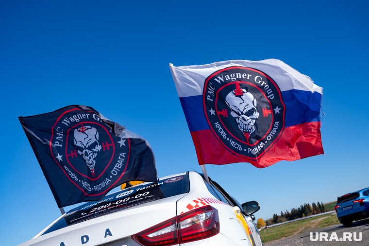 Колонна автомобилей с флагами ЧВК Вагнер проехала по тюменским улицам