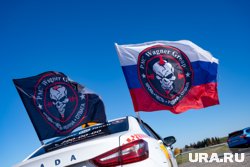 Колонна автомобилей с флагами ЧВК Вагнер проехала по тюменским улицам