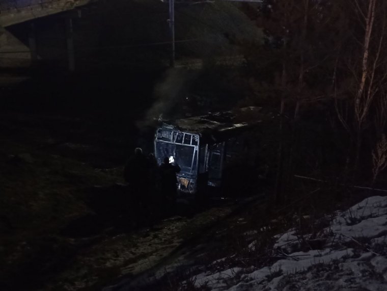 Следователи в темноте осматривают автобус