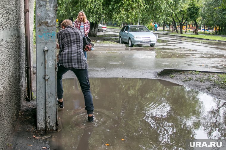 Жители сообщают, что проблема с тротуаром существует много лет