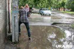 Жители сообщают, что проблема с тротуаром существует много лет
