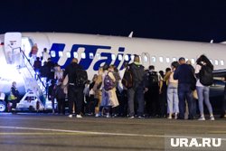 Задержка произошла из-за позднего прибытия самолета