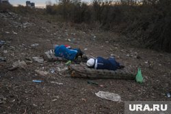 Мы осмелились прилечь на мокрые матрасы, кишащие мелкими насекомыми