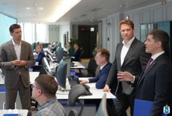 Губернатор Артюхов также посетил Центр управления проектами «Газпром инвест». 