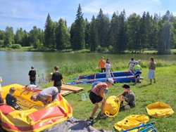 В лагере дети изучают основы туризма, учатся ориентироваться на местности и работать в команде