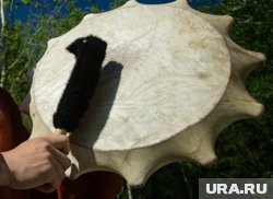 На своих концертах УУТАй играет на шаманских бубнах