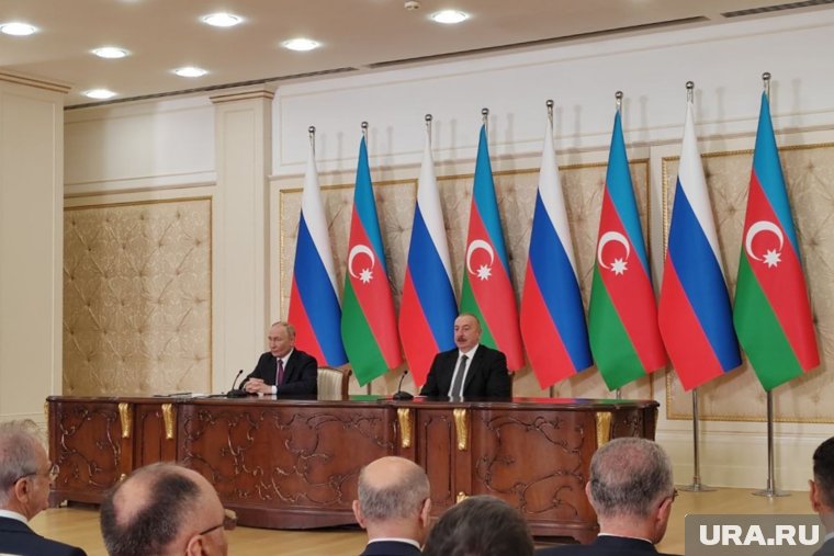 Путин также попросил именинницу передать привет ее супругу президенту республики Ильхаму Алиеву