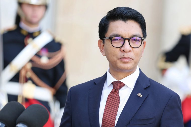 Президент Мадагаскара уехал из страны после того, как армия отказалась стрелять по протестующим