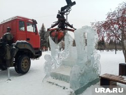 Рабочие приступили к демонтажу ледяных конструкций