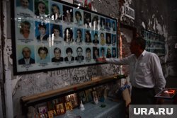 Многие родственники погибших каждый год приходят в школу 