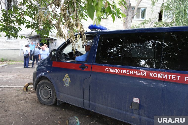 Сотрудники СУ СК выехали на место происшествия в Кургане, где из окна выпала женщина