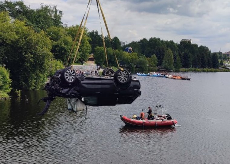 Lexus с погибшими достали со дна водохранилища