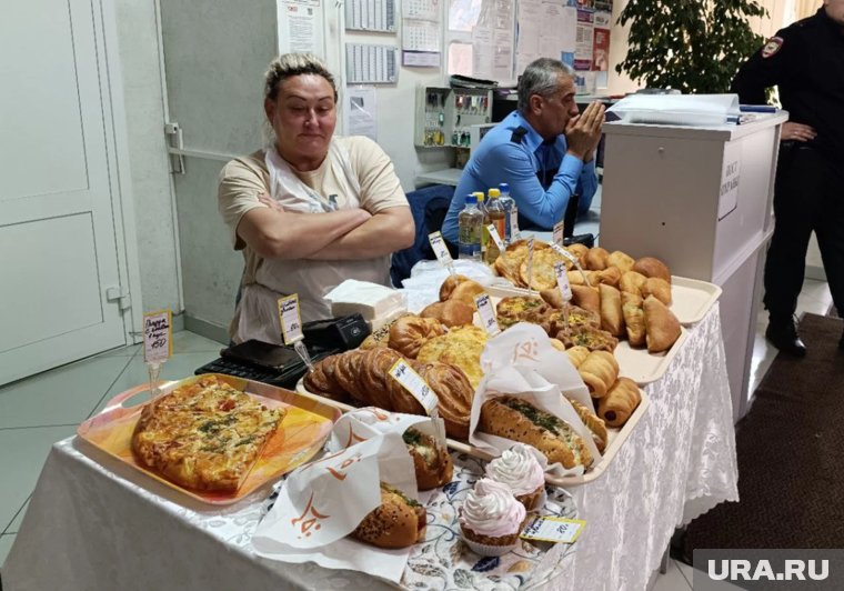 На участке продают сладкую и соленую выпечку.