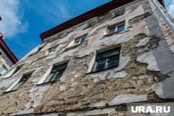 В Ноябрьске разрушение фасада дома и бездействие ЖЭУ вызывают возмущение жителей
