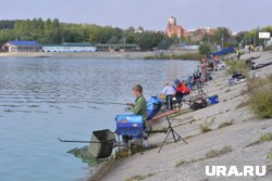 На озере Тихое ежедневно собирается большое количество рыбаков