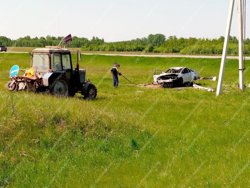 Под Курганом легковушка вылетела в поле и снесла туристический указатель