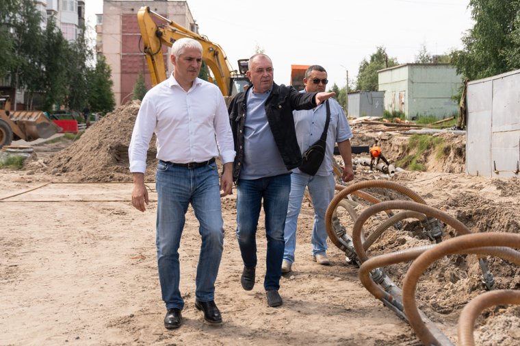 Мэр Ноябрьска Алексей Романов посетил 5 микрорайон, где ведется реконструкция инженерных сетей