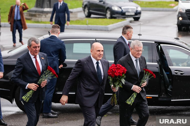 Программа рабочей поездки премьера началась с возложения цветов к мемориалу жертвам теракта в Беслане