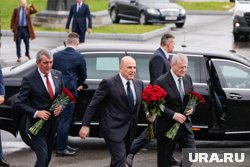 Программа рабочей поездки премьера началась с возложения цветов к мемориалу жертвам теракта в Беслане