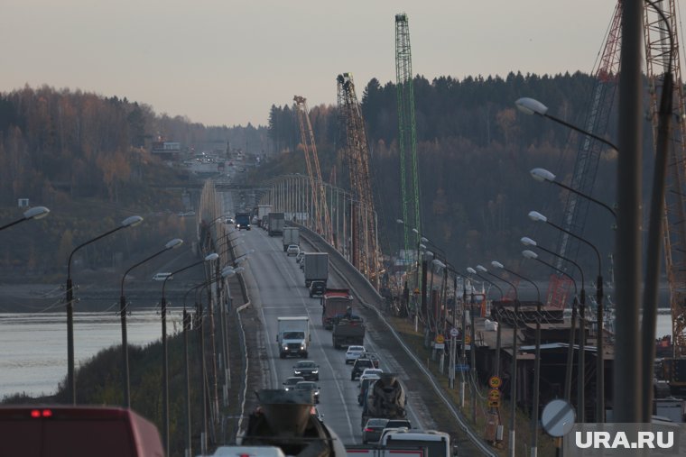 После того как бетон наберет необходимую прочность, мост будет опущен до отметки, соответствующей соседнему мосту