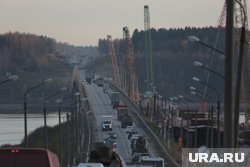 После того как бетон наберет необходимую прочность, мост будет опущен до отметки, соответствующей соседнему мосту