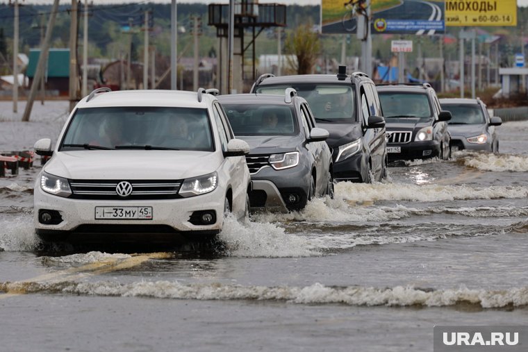 Вода затрудняет движение транспорта (фото из архива)