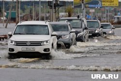 Вода затрудняет движение транспорта (фото из архива)