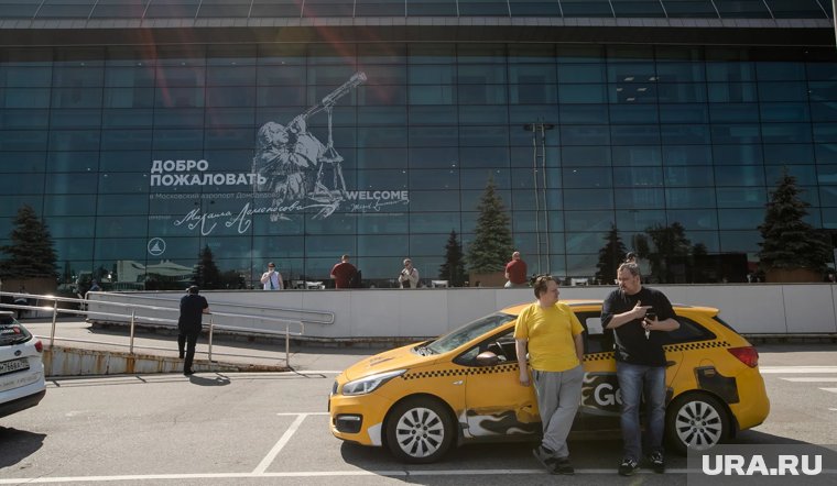 Таксисты не могут забрать пассажиров из аэропорта