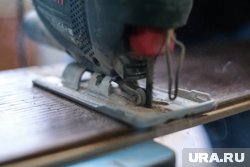 Женщине попался ламинат разного оттенка