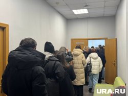 Очередь внутри здания на избирательный участок не уменьшается