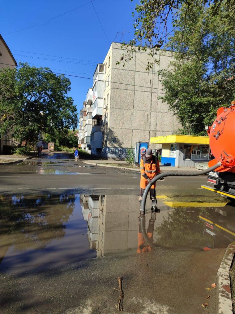 В Ленинском районе Челябинска завершили откачку воды с дорог, тротуаров и во дворах 