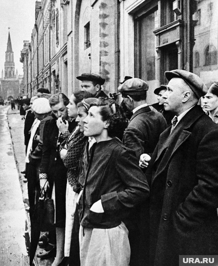 Москва. Жители города у репродуктора во время радиосообщения о нападении гитлеровской Германии на Советский Союз.
