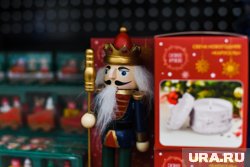 Ассортимент пополнили статуэтки, мишура и фигурки сказочных персонажей