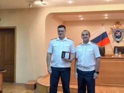 Подполковник курганского СУ СК Роман Щемелев (слева) получил ведомственную медаль за безупречную службу