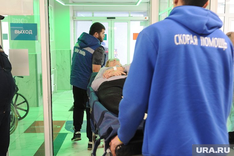 Мужчина находится на операции