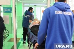 Мужчина находится на операции