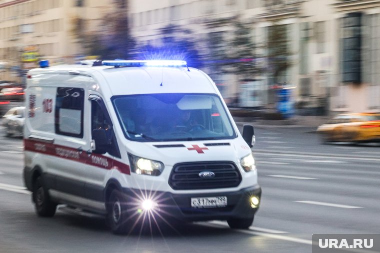 При утечке газа в гипермаркете пострадало девять человек, им помогают медики