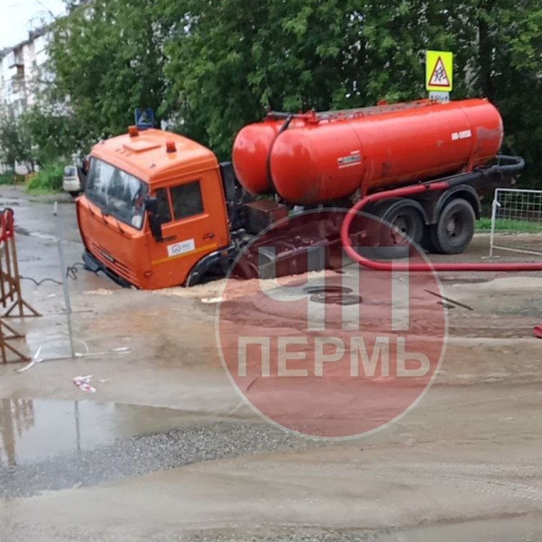 Коммунальщики откачивали воду на место утечки