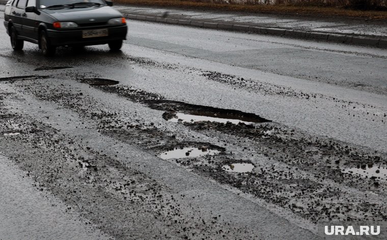 По такой дороге сотни жителей Кыштыма ездят в сады и на базы отдыха (архивное фото)