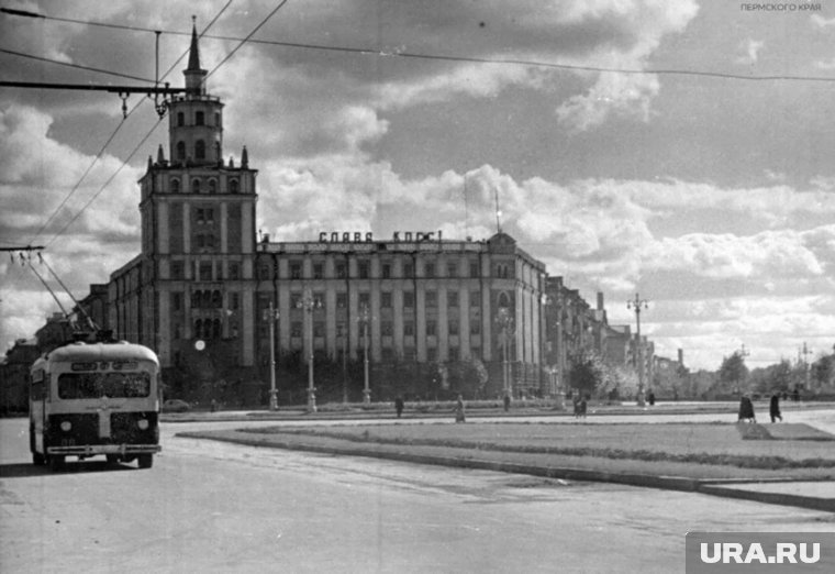 Вид на здание УВД и Комсомольскую площадь Перми, 1961 год