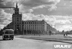 Вид на здание УВД и Комсомольскую площадь Перми, 1961 год
