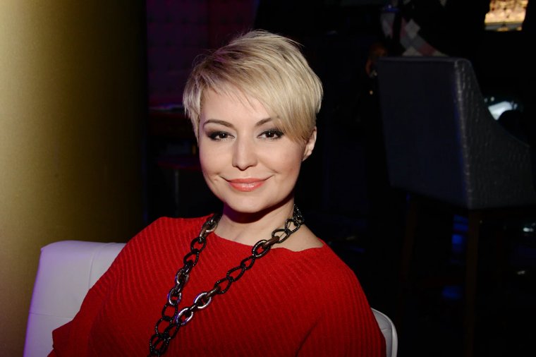 Катя Лель (настоящее имя — Екатерина Николаевна Чупринина) — российская певица и автор песен