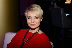 Катя Лель (настоящее имя — Екатерина Николаевна Чупринина) — российская певица и автор песен