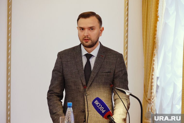 Владимир Ковалев родился в 1989, что делает его самым молодым из действующих директоров департаментов