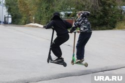 После содеянного двое ребят уехали с детской площадки на самокатах