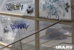 Остановки регулярно покрываются граффити